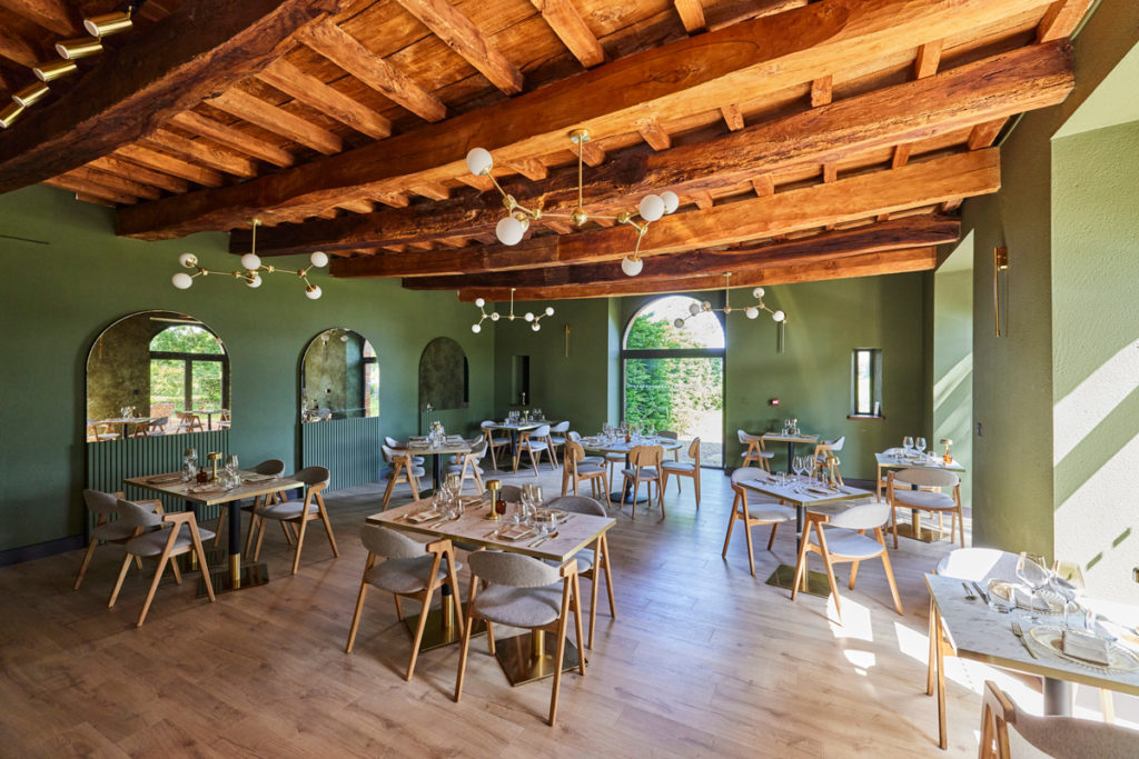Salle du restaurant d’Albi avec poutres apparentes et tables dressées