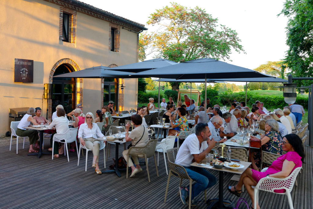 Dîner en terrasse au restaurant d’Albi par une soirée ensoleillée