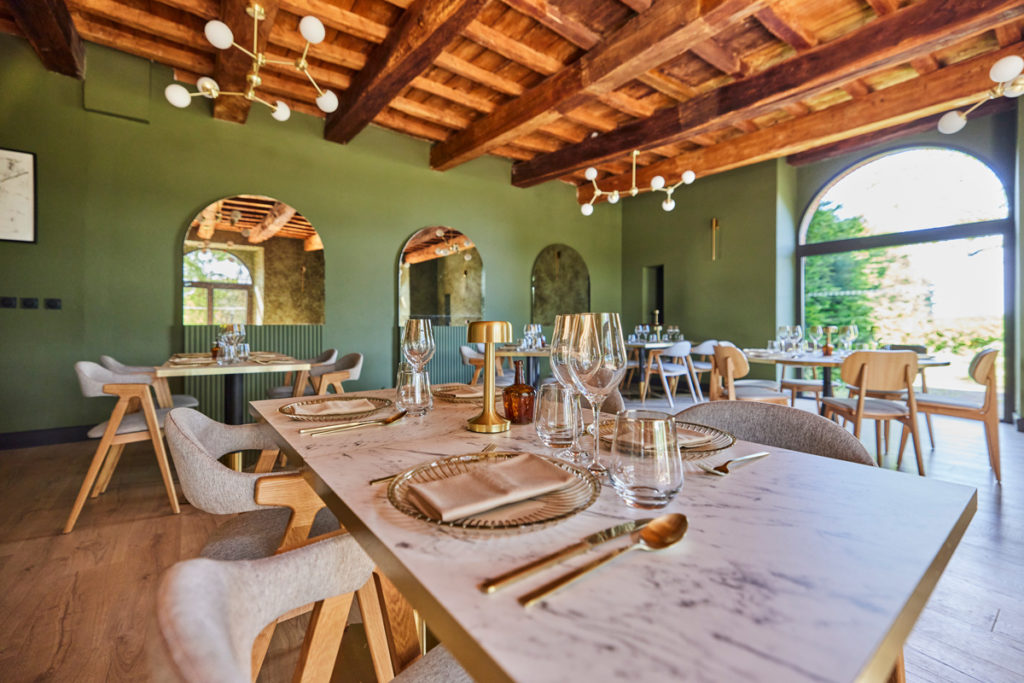 Table élégamment dressée au restaurant d’Albi avec verres et couverts dorés